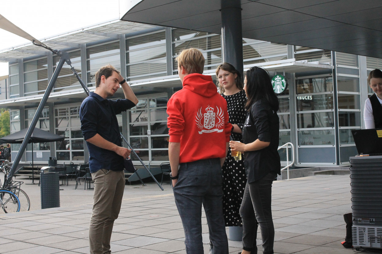 'Raad het volkslied'-borrel