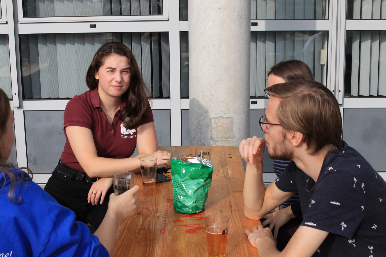 'Raad het volkslied'-borrel