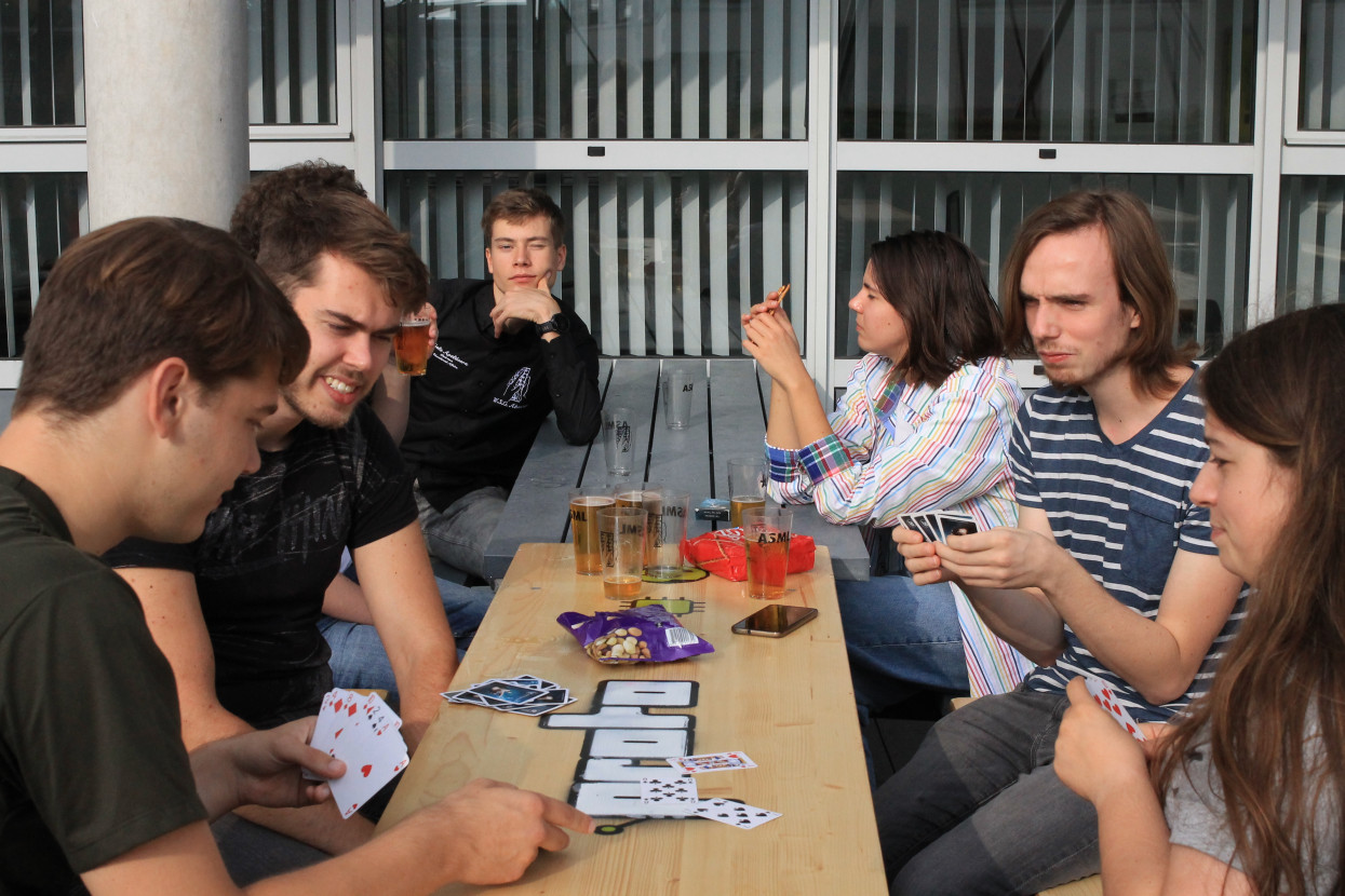 'Raad het volkslied'-borrel