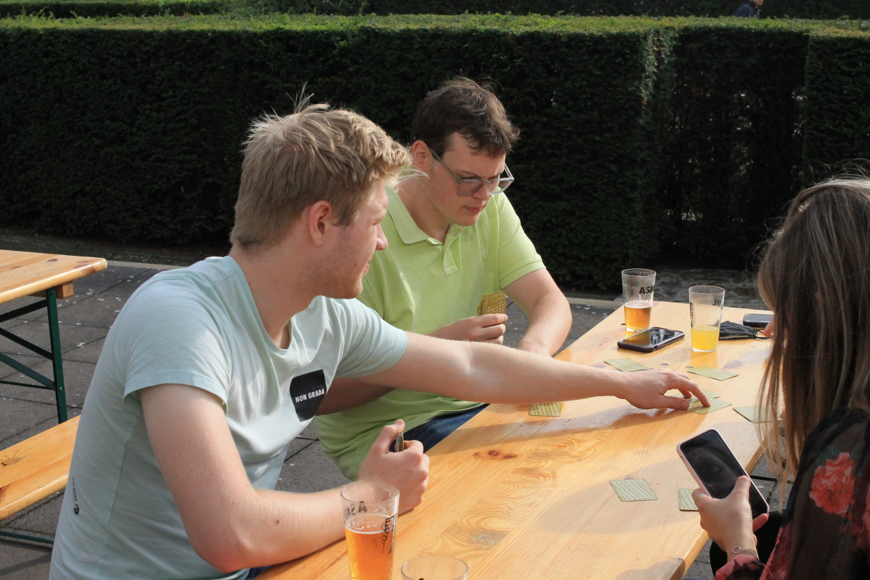 'Raad het volkslied'-borrel