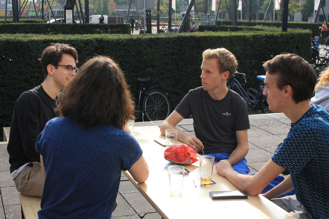 'Raad het volkslied'-borrel