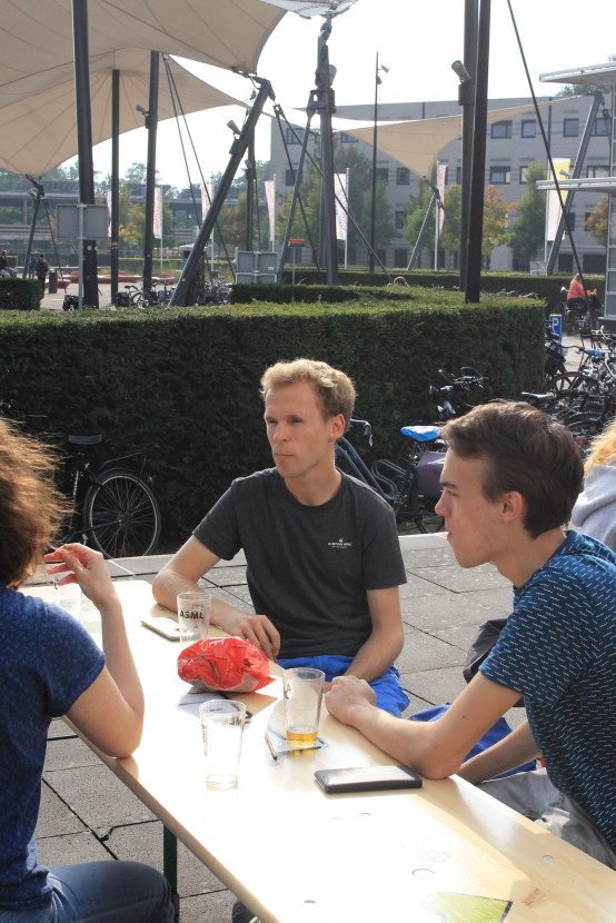 'Raad het volkslied'-borrel