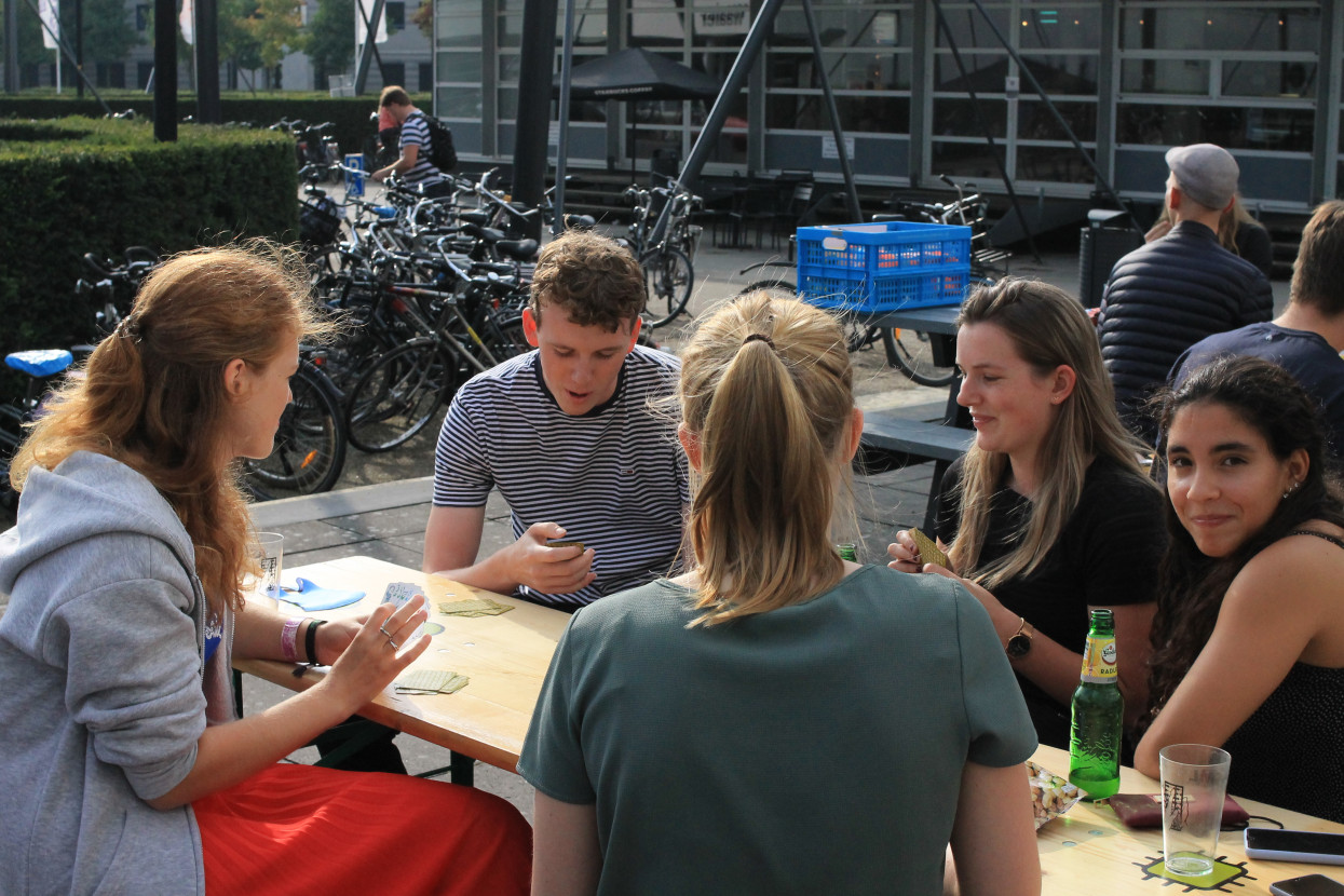 'Raad het volkslied'-borrel