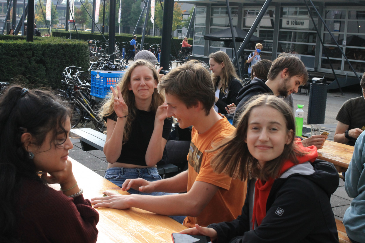 'Raad het volkslied'-borrel