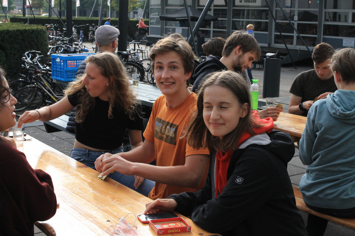 'Raad het volkslied'-borrel