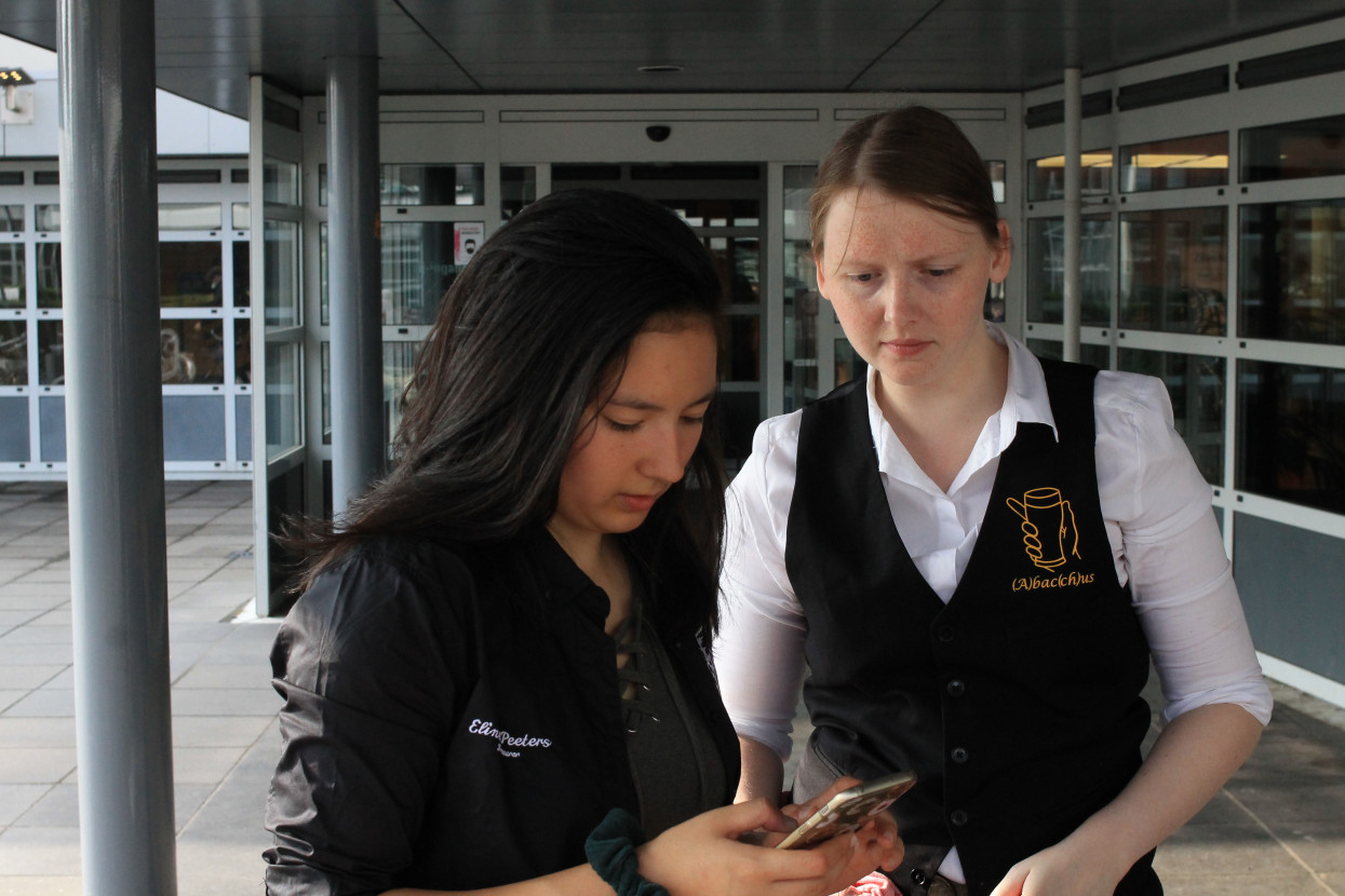 'Raad het volkslied'-borrel