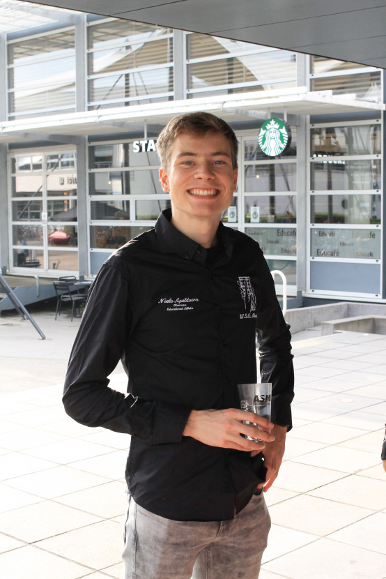 'Raad het volkslied'-borrel