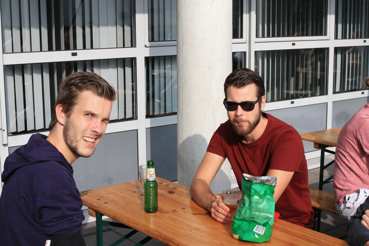'Raad het volkslied'-borrel