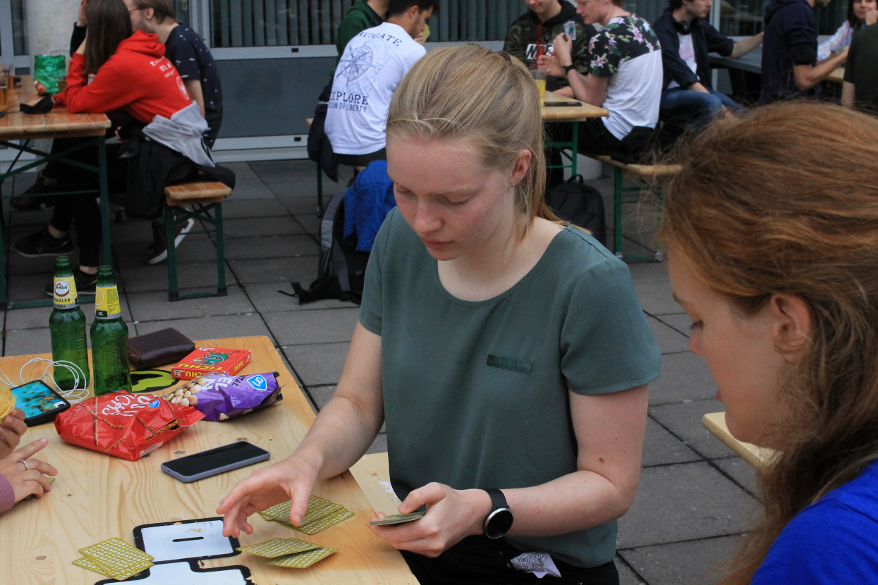 'Raad het volkslied'-borrel