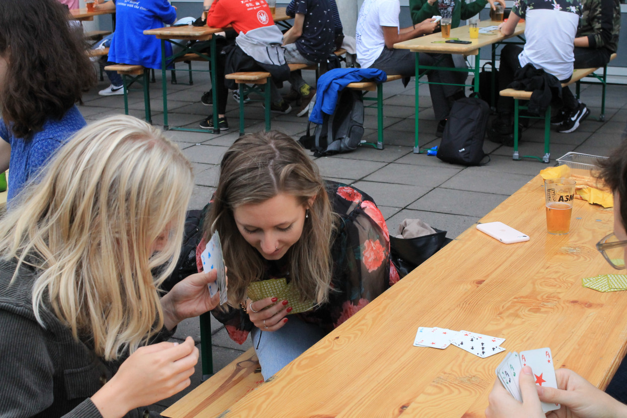 'Raad het volkslied'-borrel