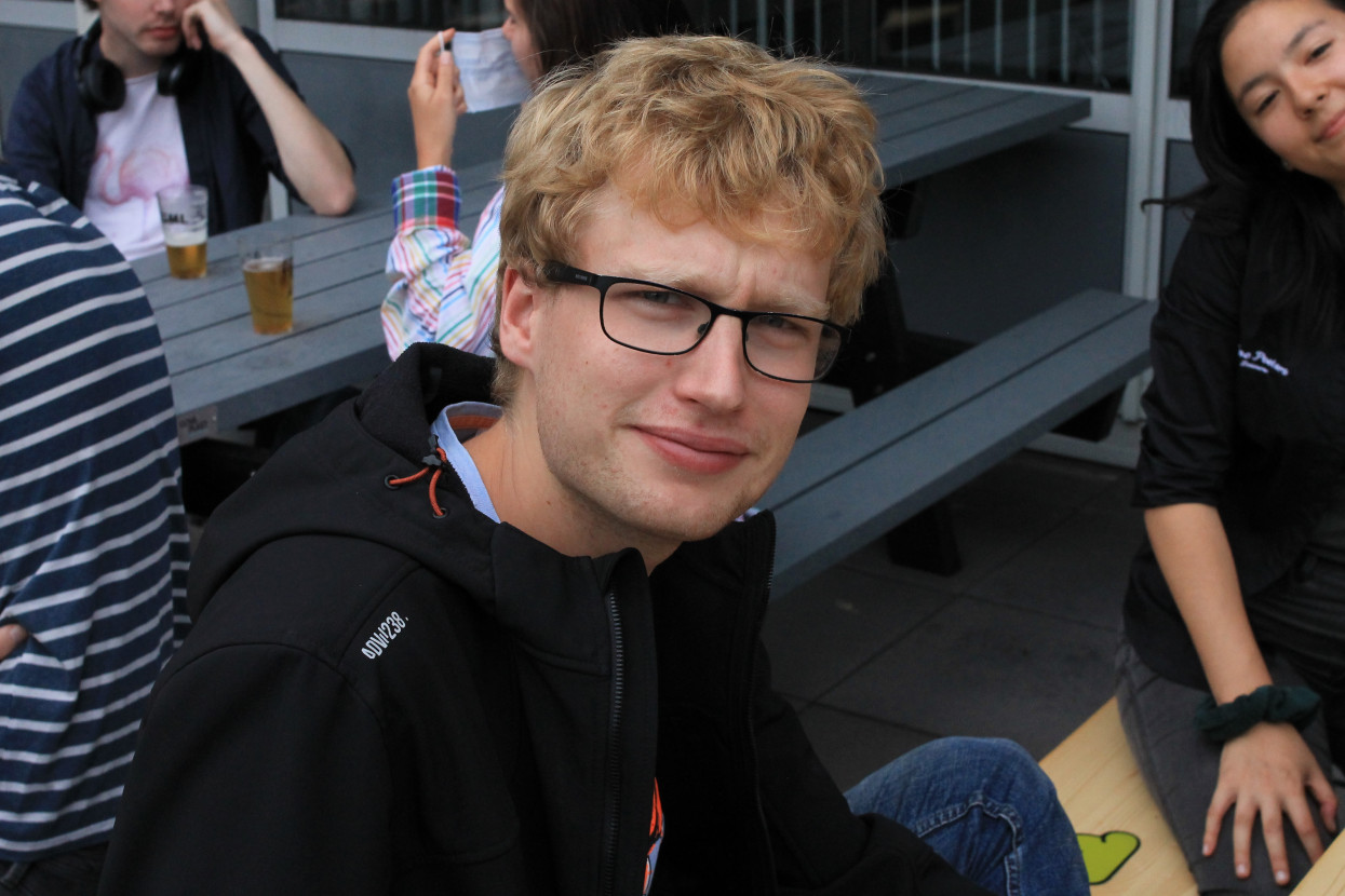 'Raad het volkslied'-borrel