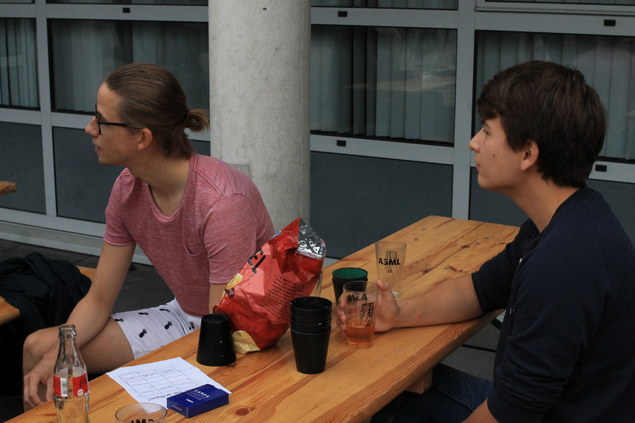 'Raad het volkslied'-borrel