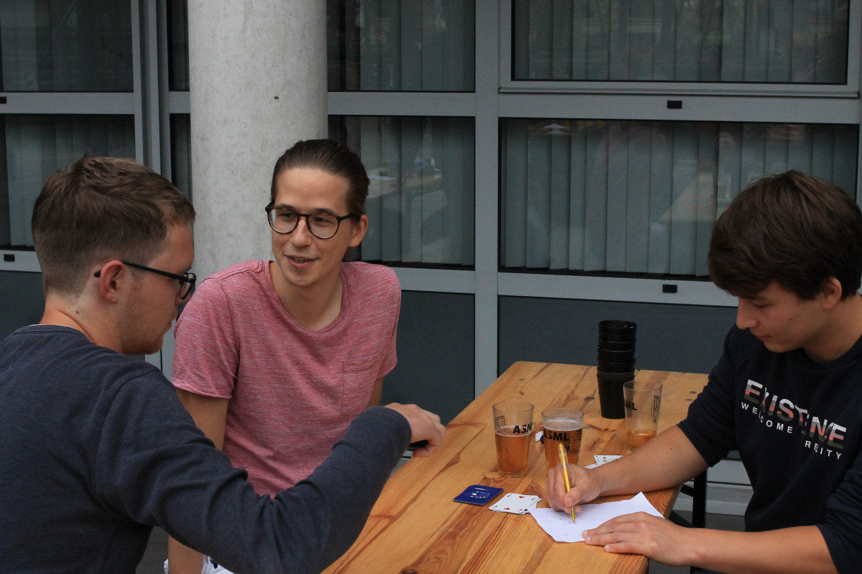 'Raad het volkslied'-borrel