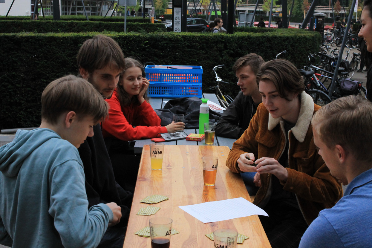 'Raad het volkslied'-borrel
