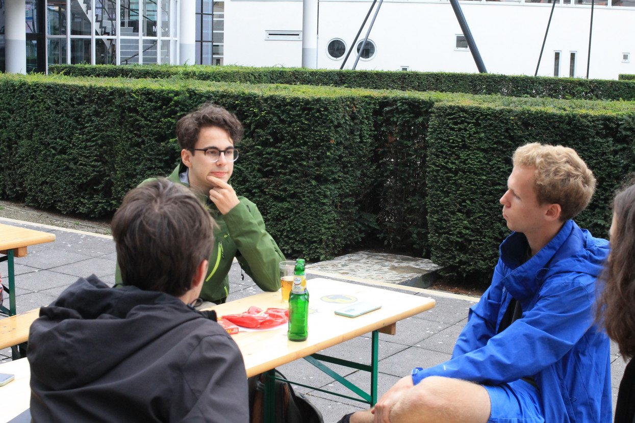 'Raad het volkslied'-borrel