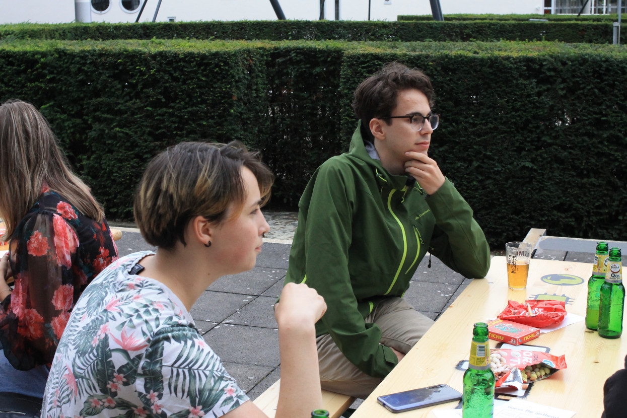 'Raad het volkslied'-borrel