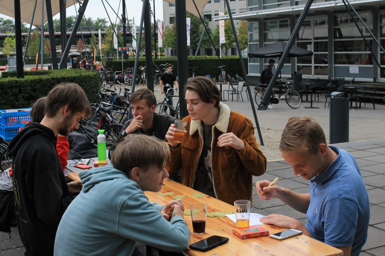 'Raad het volkslied'-borrel