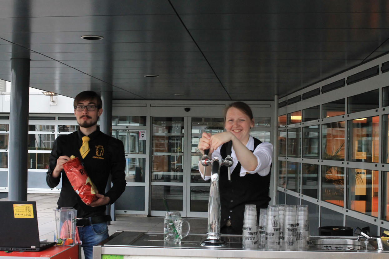 'Raad het volkslied'-borrel