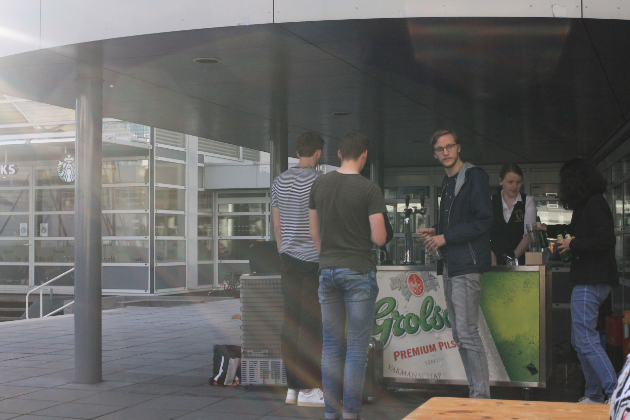 'Raad het volkslied'-borrel