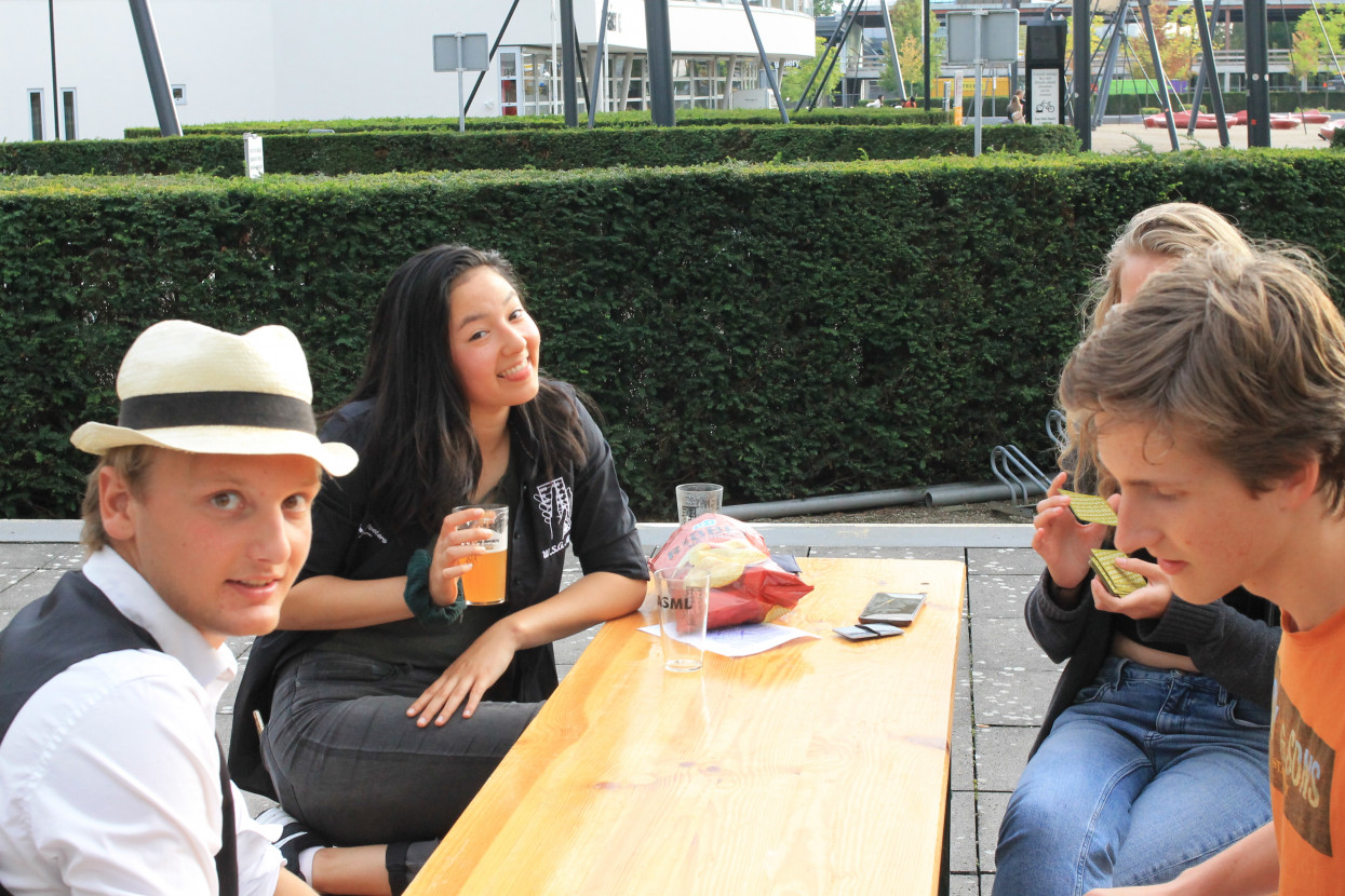 'Raad het volkslied'-borrel