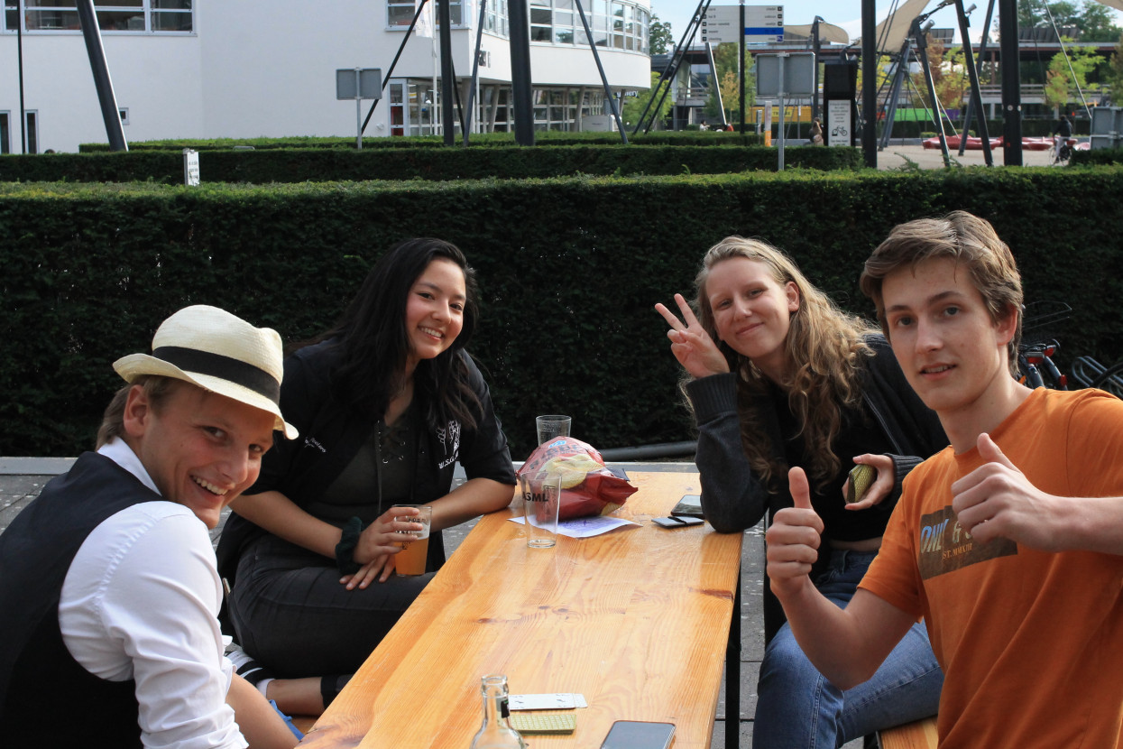 'Raad het volkslied'-borrel