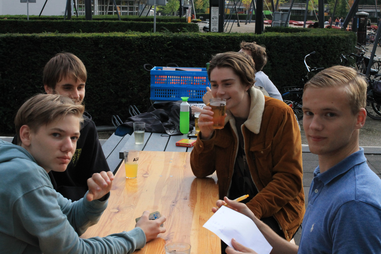 'Raad het volkslied'-borrel
