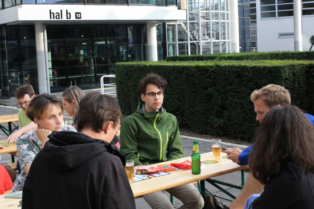 'Raad het volkslied'-borrel