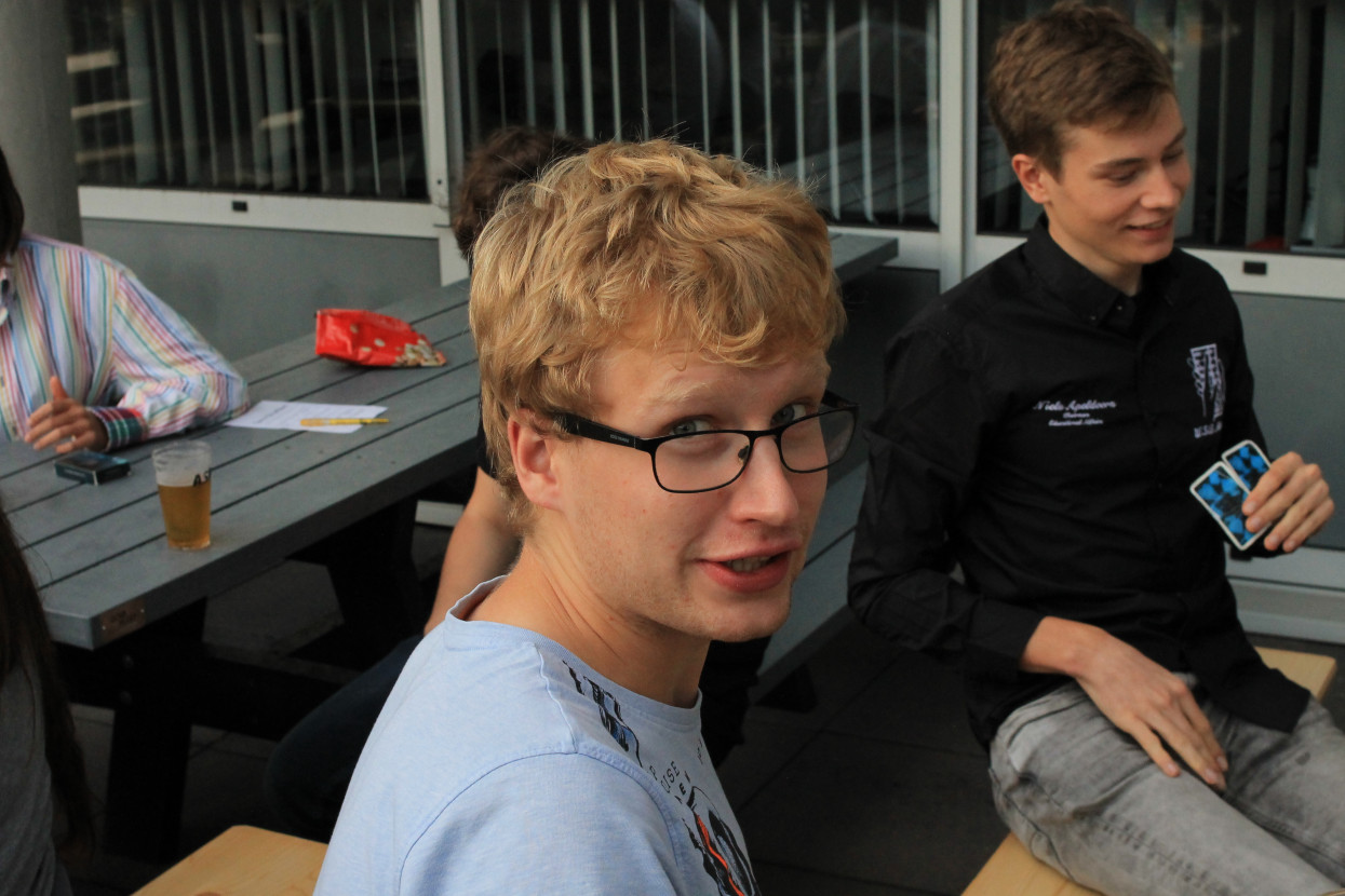 'Raad het volkslied'-borrel