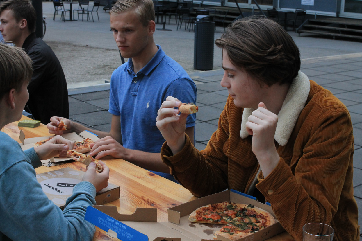 'Raad het volkslied'-borrel