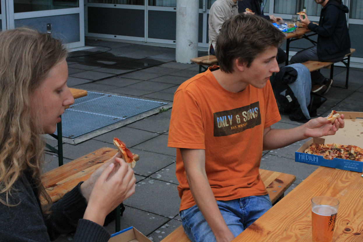 'Raad het volkslied'-borrel