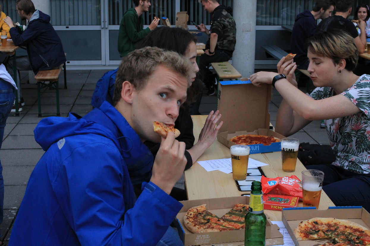 'Raad het volkslied'-borrel