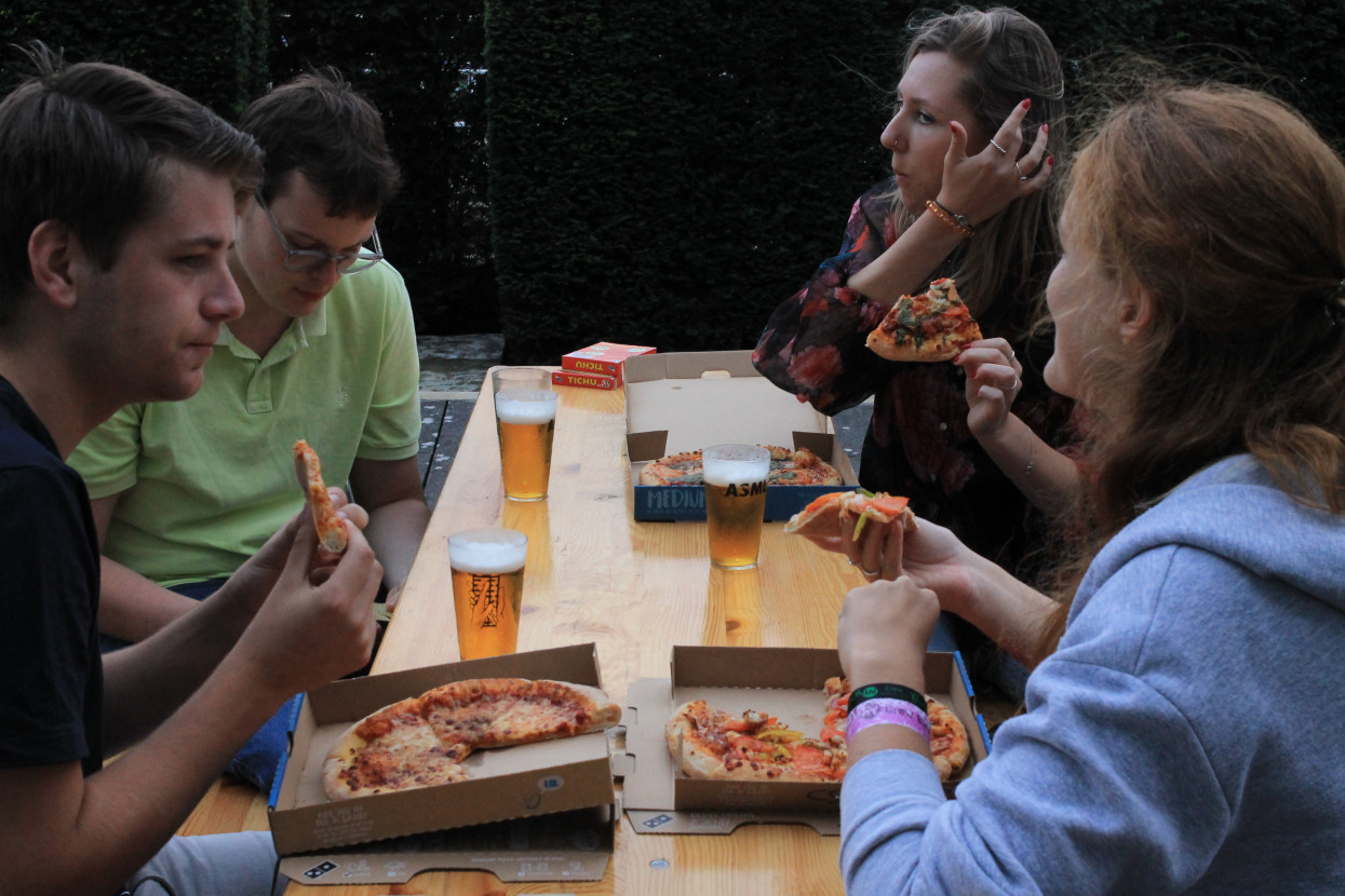 'Raad het volkslied'-borrel