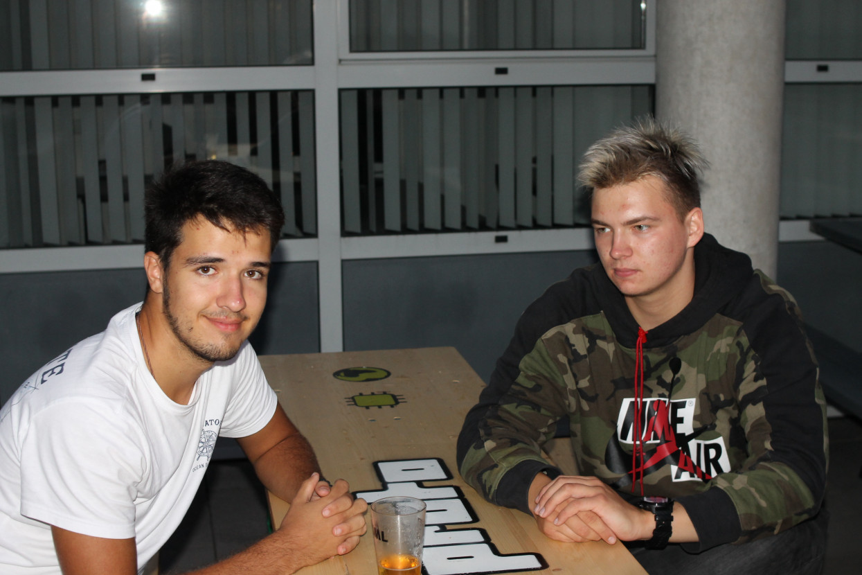 'Raad het volkslied'-borrel