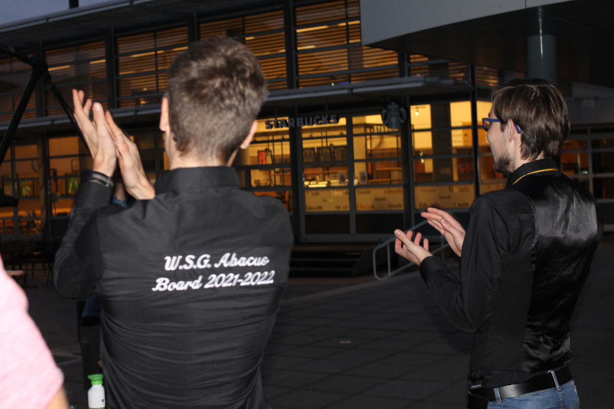 'Raad het volkslied'-borrel