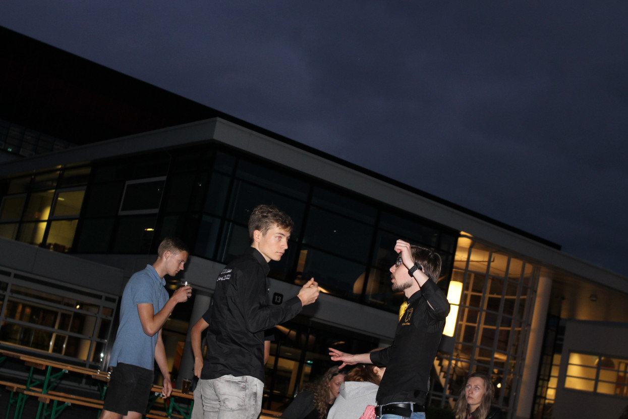 'Raad het volkslied'-borrel