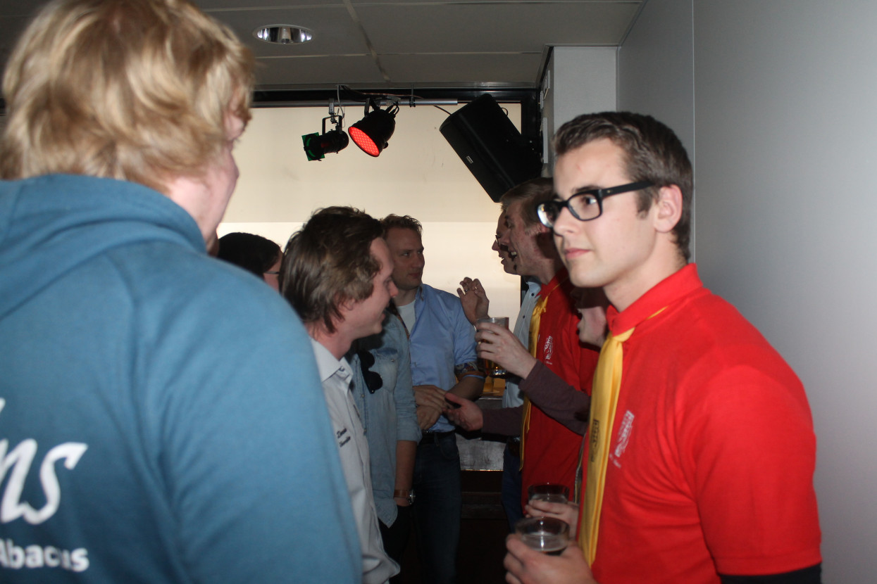 Kandidaat-bestuur bekendmakingsborrel
