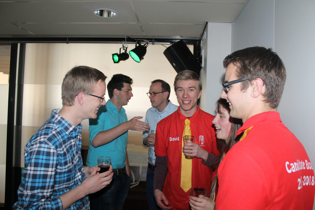 Kandidaat-bestuur bekendmakingsborrel