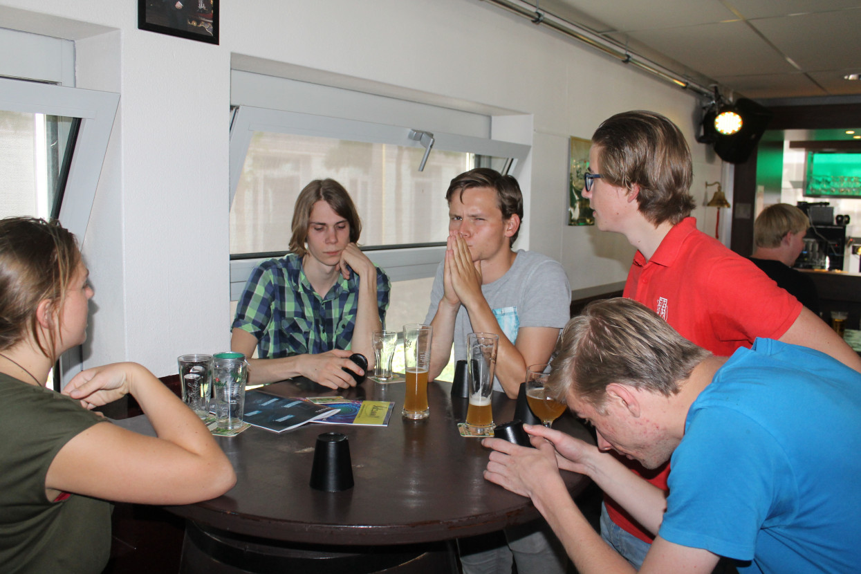 Studiereis uitzwaai borrel
